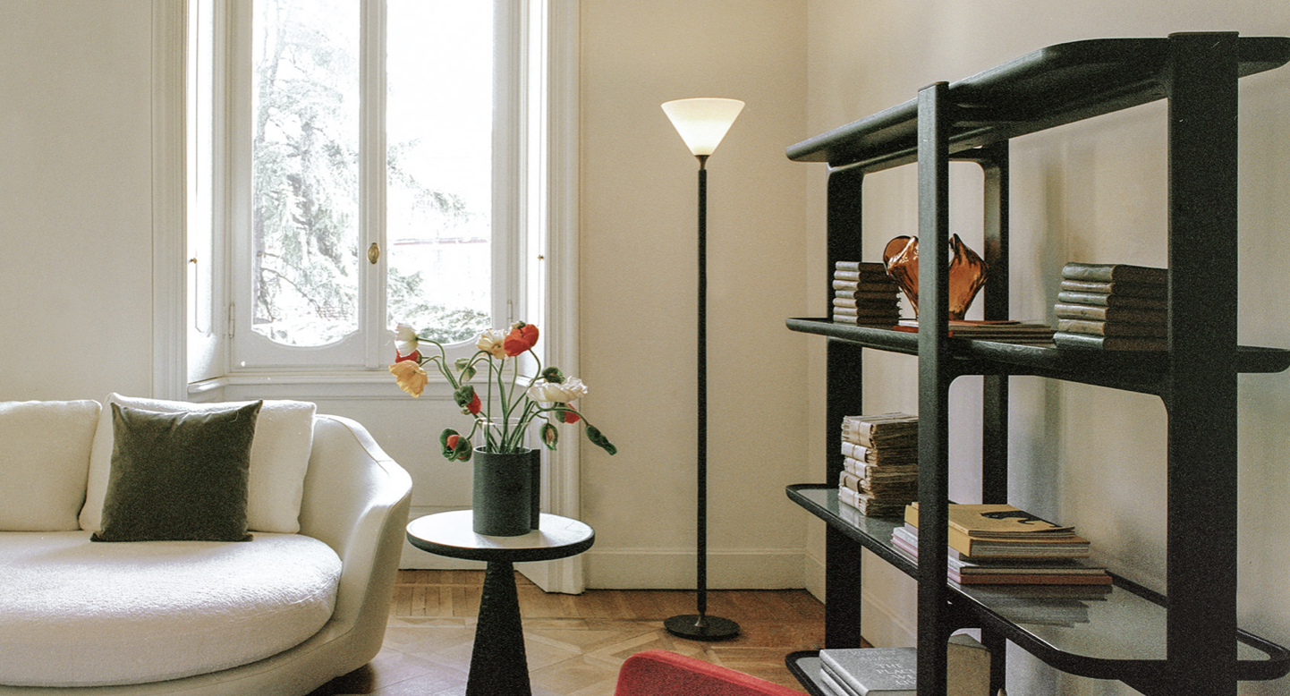 مصباح أرضي DUO | تصميم أنيق من خشب الرماد والنحاس البرونزي